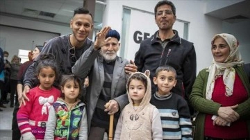 Beşiktaşlı futbolcu Josef de Souza, depremzedeleri ziyaret etti