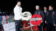 Beşiktaşlı futbolcular Şehitler Tepesine çelenk bıraktı