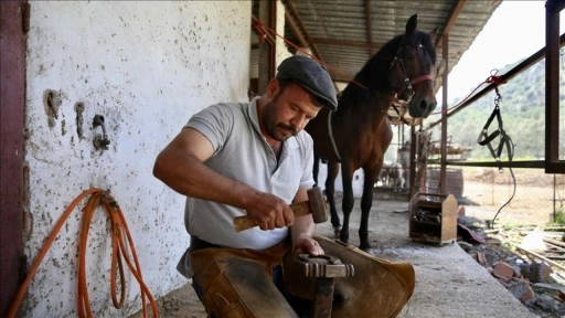 Beslediği atlara nalbant bulamayan ambulans şoförü, unutulmaya yüz tutan mesleği öğrendi