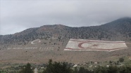 Beşparmak Dağları'ndaki dev KKTC bayrağını boyama çalışmaları sürüyor