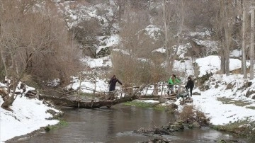 Beyaza bürünen Ihlara Vadisi'nde turistler karın keyfini çıkarıyor