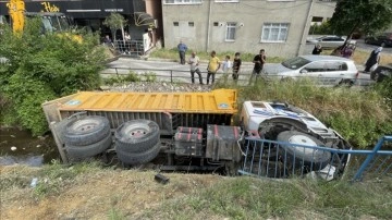 Beykoz'da durağa çarpan İBB'ye bağlı kamyon su kanalına devrildi
