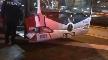 Beylikdüzü'nde trafik kazasında metrobüs sürücüsü yaralandı
