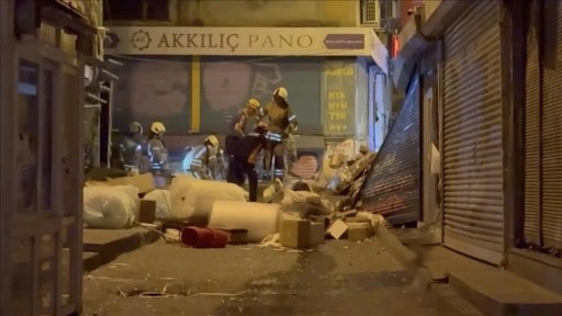 Beyoğlu'nda bir binada çökme meydana geldi