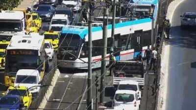 Beyoğlu'nda tramvay raydan &ccedil;ıktı