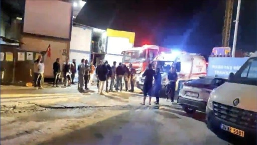 Beyoğlu'ndaki metro inşaatında iskele çöktü, bazı işçiler yaralandı