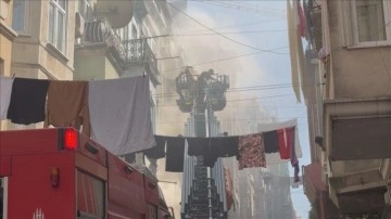 Beyoğlu'nda 5 katlı binada çıkan yangın kontrol altına alındı