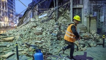 Beyoğlu'nda çöken tarihi metruk binanın enkazı kaldırılmaya başlandı