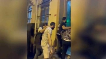 Beyoğlu'nda kalabalık arasında maske takıp dolar dağıtan 13 kişi gözaltına alındı
