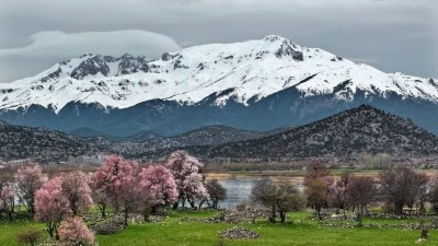Beyşehir'de iki mevsimin g&uuml;zelliği bir arada yaşanıyor