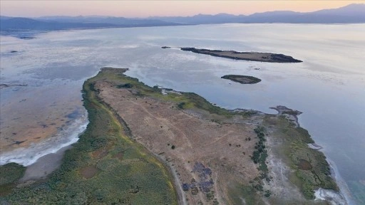 Beyşehir Gölü'nde kuraklık nedeniyle Kıstıfan Adası karayla birleşti ve adacık sayısı arttı
