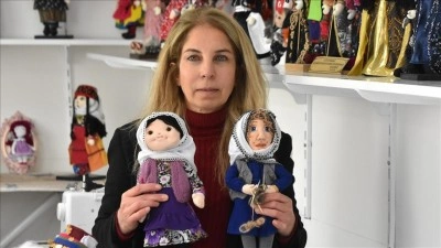 Bez bebek sanat&ccedil;ısı kadın, y&ouml;resel giysi k&uuml;lt&uuml;r&uuml;n&uuml; minyat&uuml;r bebekler &uuml;zerinde yaşatıyor