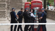 Bıçaklı şüpheli İngiltere'de polisi alarma geçirdi