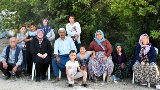 Bilecik'te ailelerinden uzakta seralarda çalışan mevsimlik tarım işçileri bayramlaştı