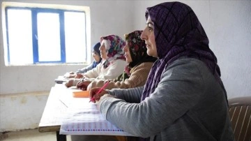 Bilecikli eğitmen, köylü kadınlara okuma yazma öğretiyor