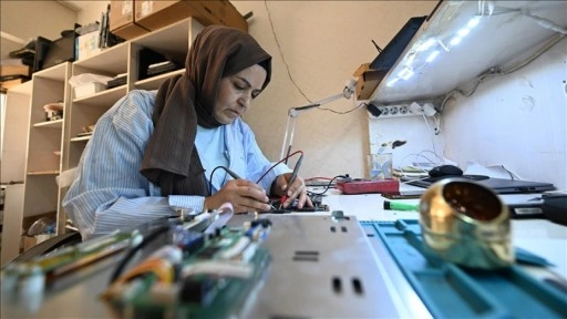 Bilgisayar tamircisi kadın, mesleği stajyerlere öğretiyor
