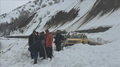 Bing&ouml;l'de Karlıova-Yedisu kara yolu &ccedil;ığ nedeniyle ulaşıma kapandı