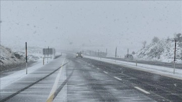Bingöl-Elazığ kara yolunda kar ve sis etkili oldu