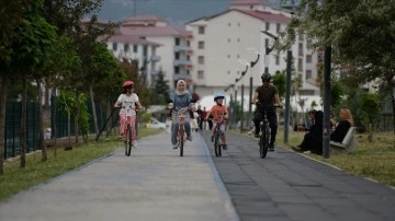 Bingöl'de 5 kişilik aile ulaşım ihtiyaçlarını bisikletle gideriyor