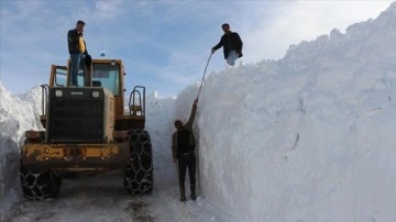 Bingöl'de ekipler metrelerce yükseklikteki karla mücadele ediyor