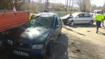 Bingöl'de iki otomobilin çarpıştığı kazada 6 kişi yaralandı