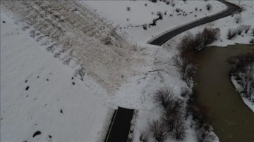Bingöl'de Karlıova-Yedisu kara yoluna kamyonetin geçtiği sırada çığ düştü