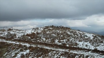 Bingöl'de üniversite öğrencileri 2 bin rakımlı dağın zirvesine tırmandı