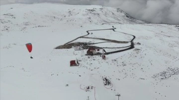 Bingöl'deki fotoğrafçılık maratonunda Hesarek'teki paraşüt ve kayak gösterisi görüntülendi