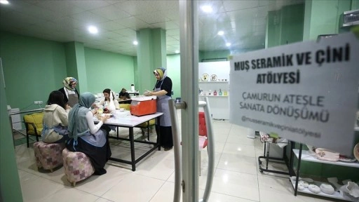 Bir yılda iki kanseri yenen kadın, &ccedil;ini ve seramik at&ouml;lyesiyle hayata tutundu