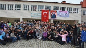 Birçok ilden Bitlis'e gelen gönüllüler çocuklara hediye dağıttı