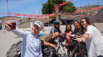 Bisiklet tutkunu Emine Aktürk, bisikletli turistleri evinde misafir ediyor