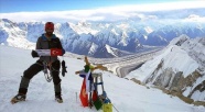 Bisikletle Bişkek'e vardı, Tanrı Dağları'ndaki buzula tırmandı