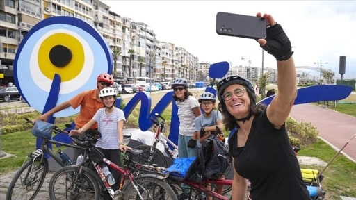 Bisikletle dünya turuna çıkan Fransız ailenin durağı İzmir oldu