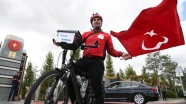 Bisikletle geldi, Türk bayrağını teslim etti
