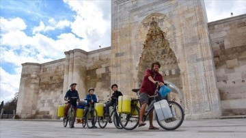 Bisikletleriyle dünya turuna çıkan Fransız aile tarihi Sultanhanı Kervansarayı'nda mola verdi