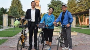 Bisikletleriyle Türkiye'yi gezen Taylandlı dayı ve yeğen Bilecik'te mola verdi
