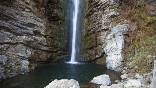 Bitlis'te 56 metre yüksekten akan Gümüşkanat Şelalesi ziyaretçilerini bekliyor