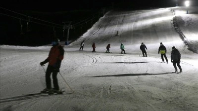 Bitlis'te ışıklandırılan tesiste gece kayağı keyfi