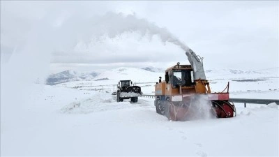 Bitlis'te "kar kaplanları" kesintisiz ulaşım i&ccedil;in sahada