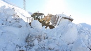 Bitlis&#039;te metrelerce karın bulunduğu köy yolları tek tek açılıyor