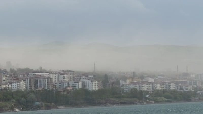Bitlis'te toz taşınımı ve r&uuml;zgar etkili oldu