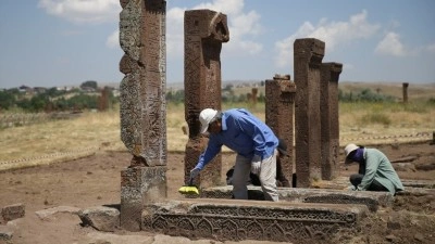 Bitlis'teki Sel&ccedil;uklu Meydan Mezarlığı'nda yeni mezarlar g&uuml;n y&uuml;z&uuml;ne &ccedil;ıkarıldı