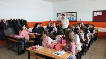 Bitlis ve Van'da depremzede çocuklar yerleştirildikleri okularda derse başladı