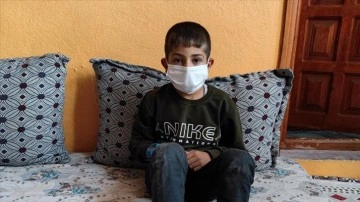 Bitlis’te başıboş köpeklerin ısırdığı 2 çocuktan biri Ankara'daki tedavisinin ardından evine dö