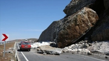 Bitlis'te dağdan kopan kaya parçaları çevre yolunda ulaşımı aksattı