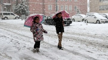 Bitlis'te eğitime kar engeli