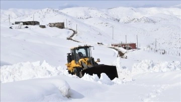 Bitlis'te kapalı köy yollarının açılması için çalışmalar devam ediyor