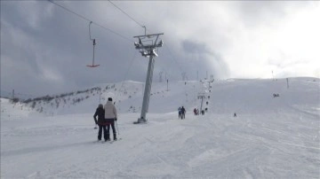 Bitlis'te kar, kayak merkezindeki yoğunluğu arttırdı