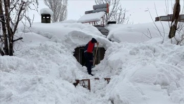 Bitlis'te kar nedeniyle girişi kapanan evlerinde mahsur kalan aileyi itfaiye ekibi kurtardı