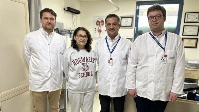 B&ouml;brek t&uuml;m&ouml;r&uuml; ve rahim ağzı kanserinden aynı seansta robotik cerrahiyle kurtuldu